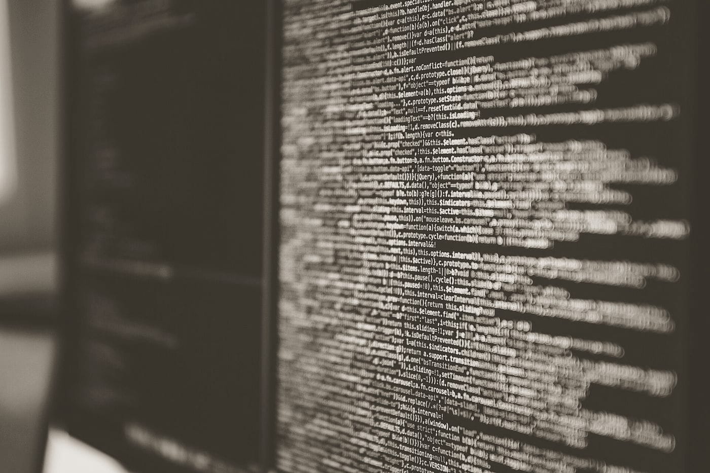 Écran affichant des lignes de code source dans une pénombre bleutée