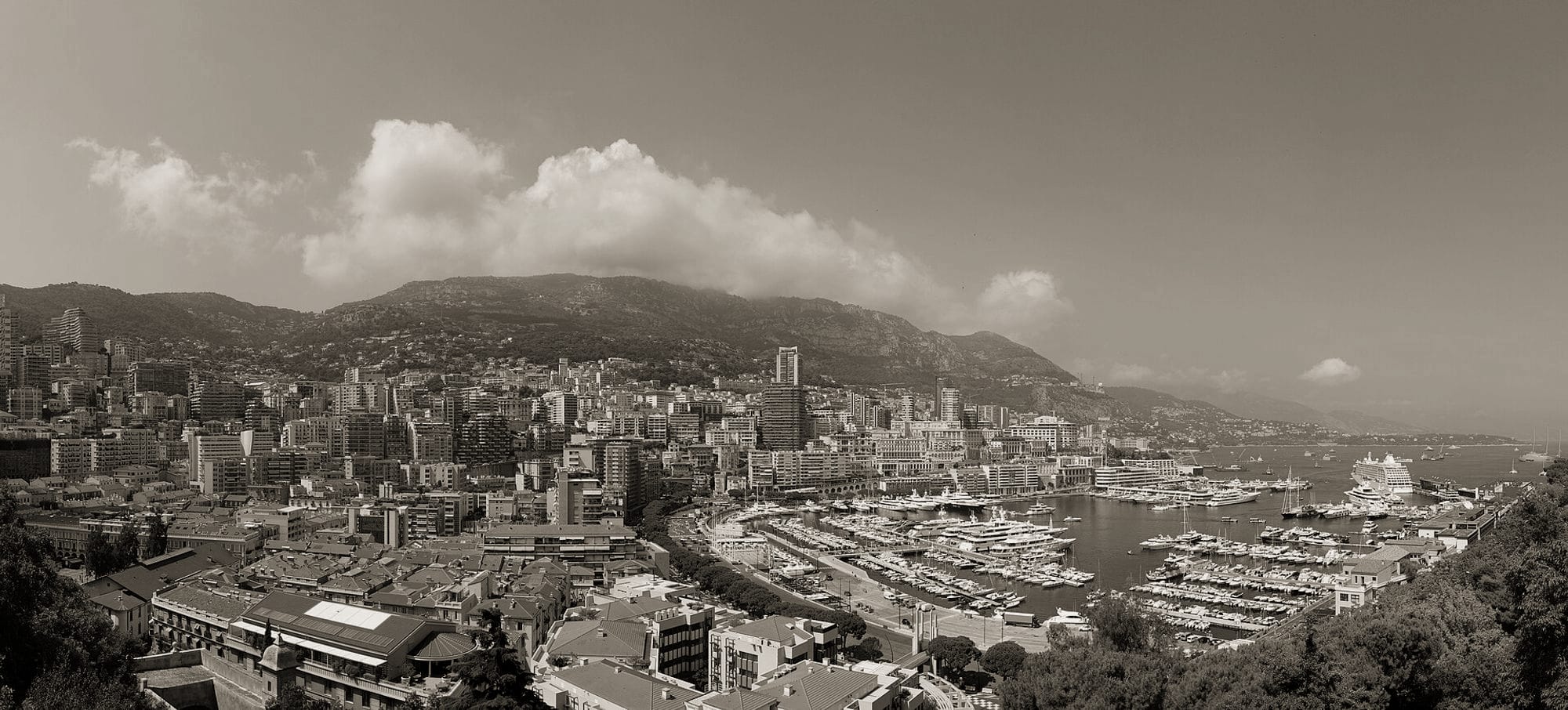 Panorama de Monaco entre ville, mer et reliefs
