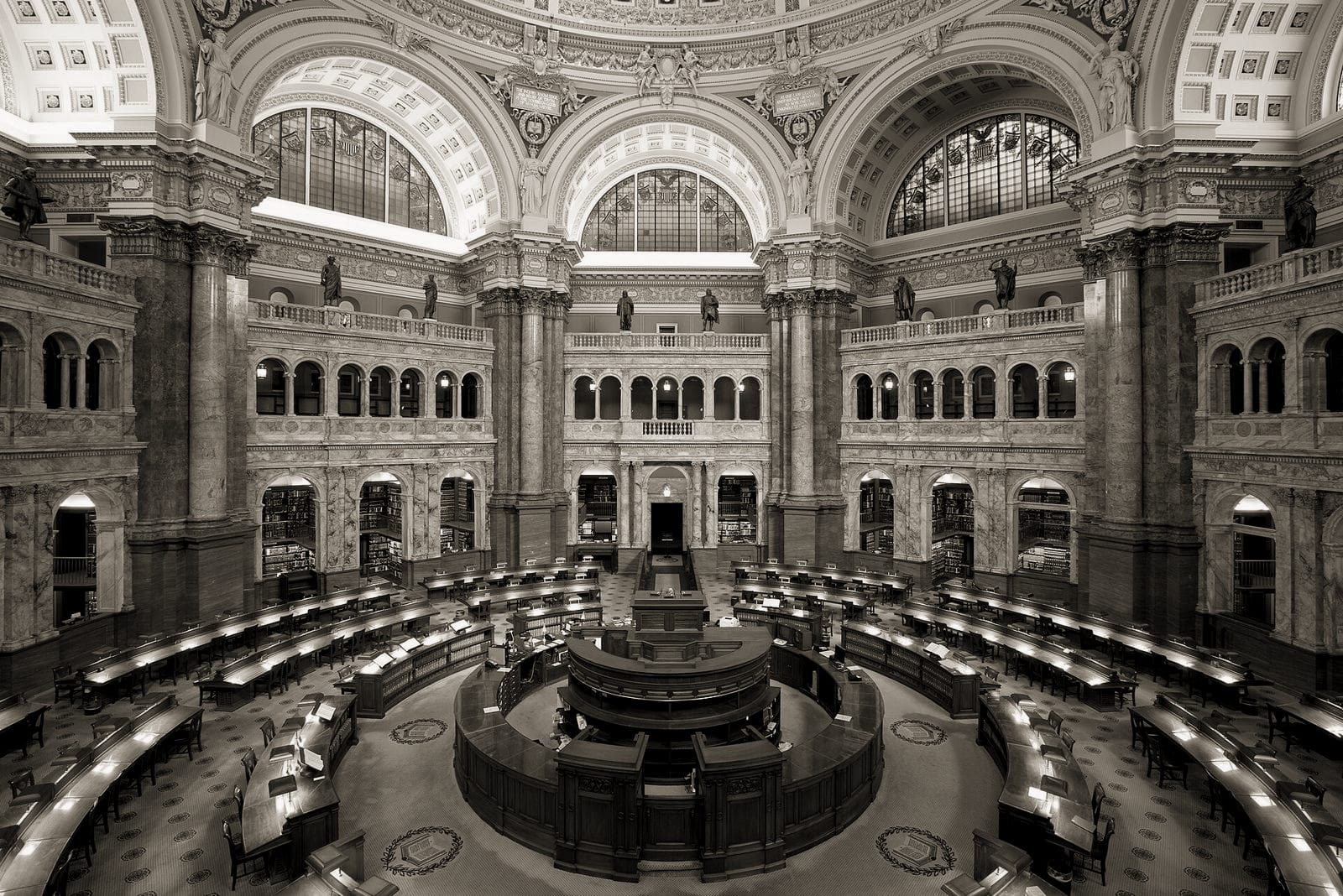 Salle de conservation éclairée d’une lumière chaude, évoquant la mémoire préservée