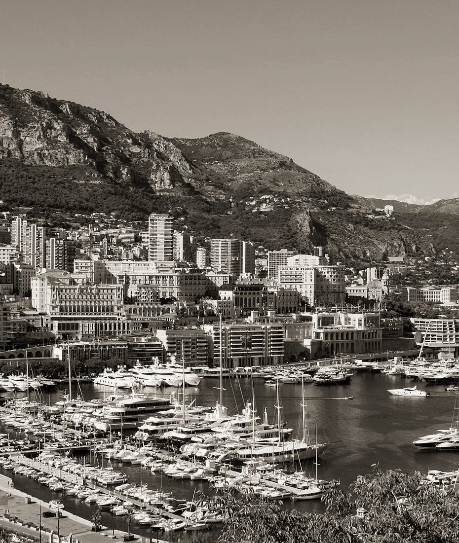 Vue du littoral monégasque au crépuscule